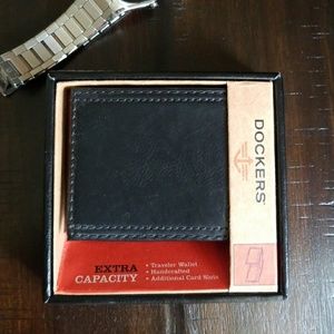 Dockers traveler wallet in black.  NWT
